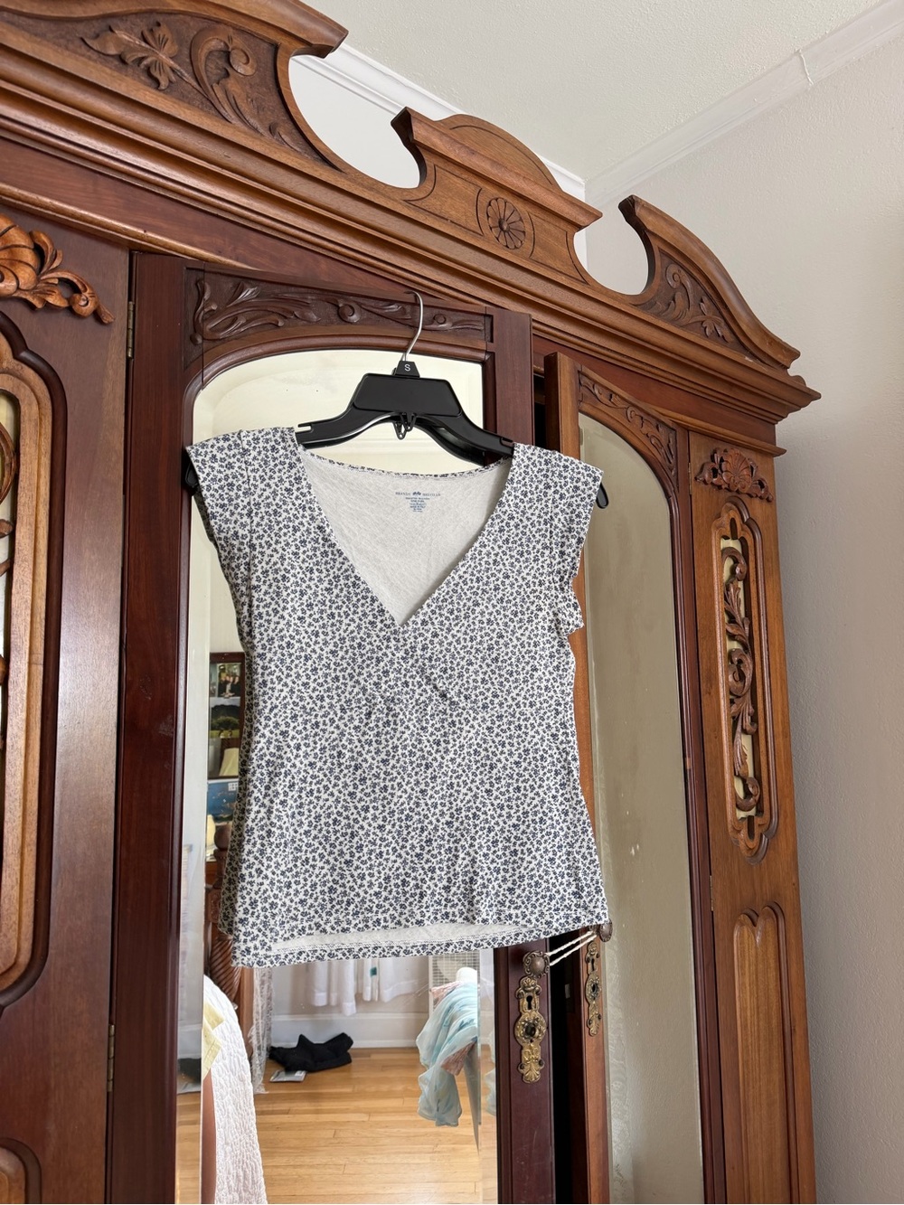 Brandy Melville Women’s V-Neck Floral Tank Top - White/Navy